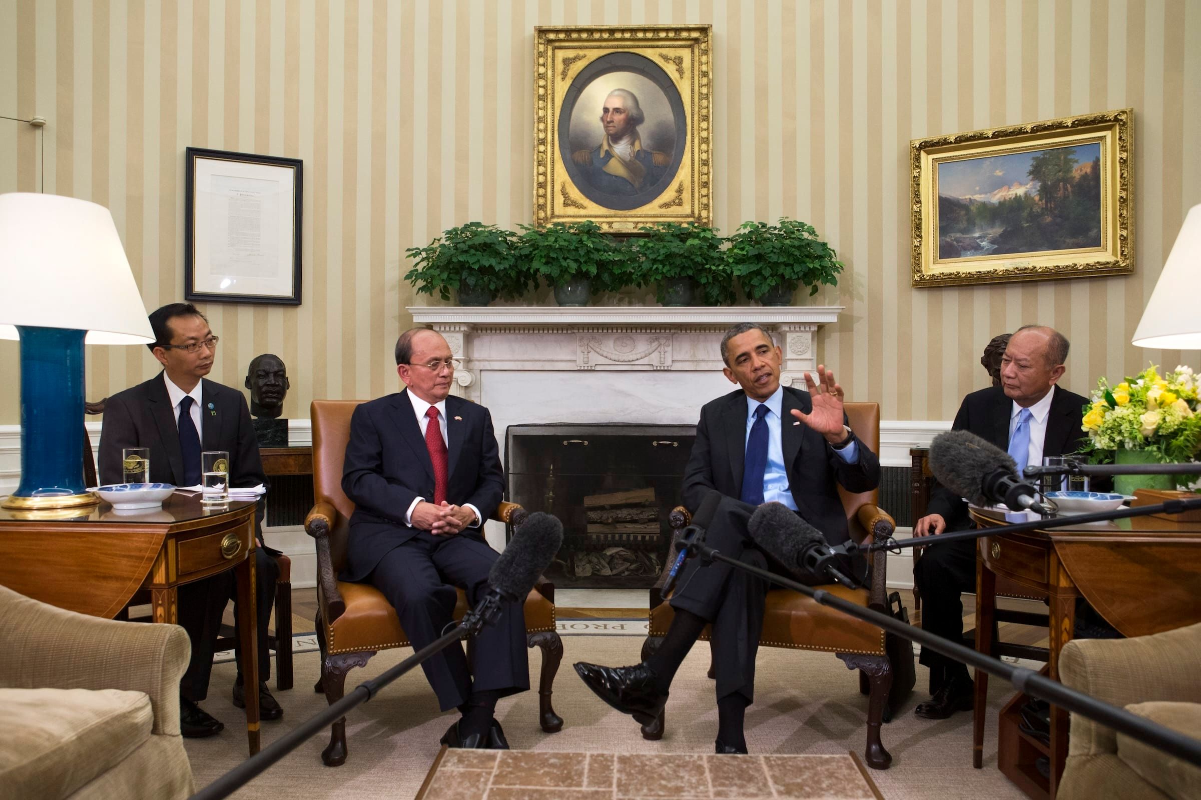 President Barack Obama meets with President Thein Sein in the Oval Office of the White House in Washington, 20 May 2013. (AP Photo/Jacquelyn Martin)