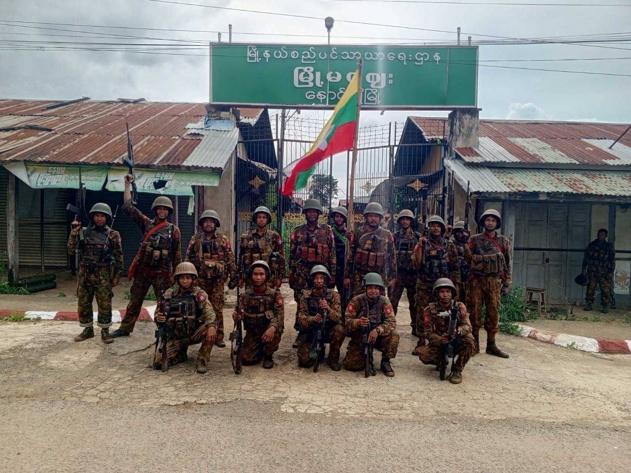 A group of soldiers posing